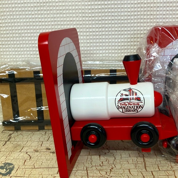Dolly Parton imagination folding library train/track solofficialkw.com